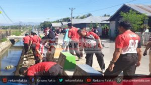Peduli Kebersihan Lingkungan, Personil Polda Gorontalo Laksanakan Kebersihan Disekitar Centre Point