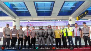 Cegah Covid-19, Brimob Gorontalo Lakukan Penyemprotan Disinfektan di Bandara Jalaludin Gorontalo