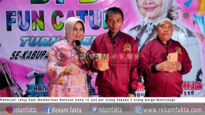 Disela Penutupan Turnamen Catur, Senator Rahmijati Serahkan 2 Bantuan Dana Rumah Mahyani Pada Warga Mootilango