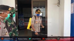 Kapolres Gorontalo Utara, Terjun Langsung Melakukan Desinfeksi Di Pelabuhan Kwandang Dan Anggrek