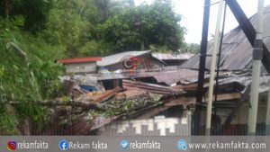 Hujan Berkepanjangan, Dapur Rumah Warga Tertimpah Pohon Besar