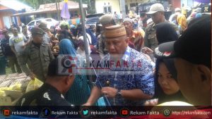 Pada Kegiatan Bakti Sosial NKRI Peduli, Gubernur Rusli Layani Masyarakat