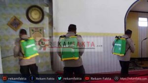 Laksanakan Instruksi Kapolda Gorontalo, Aipda Oyong Abas Lakukan Penyemprotan Desinfektan Di Beberapa Mesjid