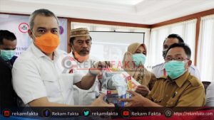 Rachmad Gobel Serahkan Alat Apd Kebutuhan Rumah Sakit Yang Dipesan Langsung Dari Jepang