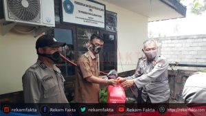 Dir Binmas Polda Gorontalo Bagikan Makanan Siap Saji Dan Masker Kepada Masyarakat Kelurahan Moodu