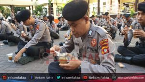 Untuk Meningkatkan Daya Tahan Tubuh Terhadap Penyakit, Kapolda Gorontalo Bagikan Makanan Bergizi dan Vitamin Kepada Semua Personil