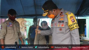 Polda Gorontalo Bersama Dinas Sosial Dirikan Dapur Umum Untuk Membantu Masyarakat Yang Terdampak PSBB Akibat COVID-19