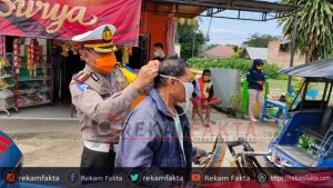 Tak Sungkan Memakaikan Masker Kepada Penjual Ikan, Dir Lantas Polda Gorontalo Patut Diacungi 100 Jempol