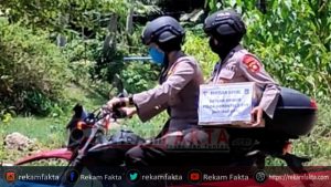 Walaupun Menyeberangi Sungai dan Melewati Jalan Yang Terjal, No’u Ilato Polwan Brimob Gorontalo Tak “Patah Arang” Untuk Menyalurkan Bantuan