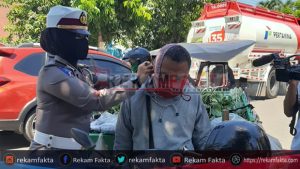 Polwan Polda Gorontalo Bagi-Bagi Masker Dan Makanan Bergizi Kepada Masyarakat