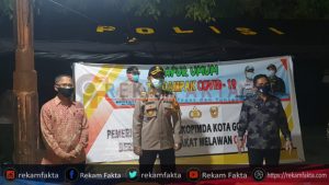 Walikota Bersama Kapolres Gorontalo Kota Bagikan Makanan Siap Saji Pada Masyarakat