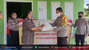Wakapolda Gorontalo Didampingi Karo SDM Dan Kabid Humas Berikan Bantuan Sembako Kepada Panti Asuhan Al Inayah