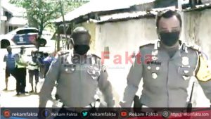 SatLantas Polres Gorontalo Kota Bagikan Sembako Dan Uang Tunai Kepada Masyarakat Yang Terdampak COVID-19