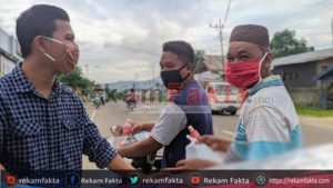 Relawan Fadel Muhammad Bagikan Takjil, Masker dan Sanitizer Serta Sembako Di Boalemo
