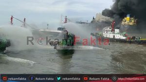Kapal Tanker Sementara Docking Terbakar