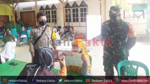 Bripka Rifandi Masyhur Awasi Penyerahan BST Di Kelurahan Talumolo