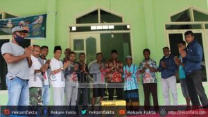 Bram serahkan Bantuan 1(satu) Unit Mesin Genset guna Penerangan masjid di Ohoi Udar Kei Besar