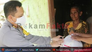 Duet Ringan Tangan PJU Polda Gorontalo, Wahyu – Agus  Bantu Warga Terdampak COVID -19