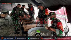 Kodim 1304 Masak Makanan Sederhana Untuk Korban Banjir Di Kota Gorontalo