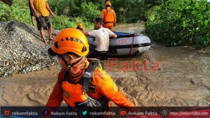 Basarnas Gorontalo Evakuasi Warga Penambang Pasir Yang Terjebak Banjir Di Bone Bolango