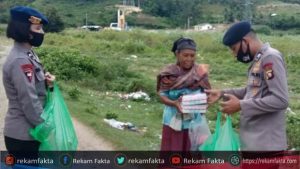 Tidak Henti-hentinya, Brimob Polda Gorontalo Dirikan Dapur Umum Dan Bagikan Makanan Siap Saji Ke Masyarakat