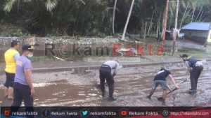 Sinergitas TNI-POLRI Bersihkan Sisa Lumpur Pasca Banjir Di Bone Bolango