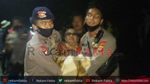 Tim SAR Ilato Brimob Gorontalo Selamatkan Seorang Nenek Yang Terjebak Banjir Bandang