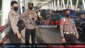 Bripka Rivandi Masyhur Bantu Masyarakat Yang Tertimpa Musibah Banjir Di Kecamatan Dumbo Raya