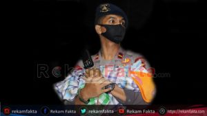 Bayi Asal Kelurahan Bugis Diselamatkan Oleh Personil Tim SAR Brimob Gorontalo Dari Kepungan Banjir