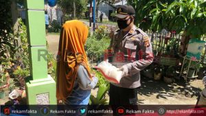 Polsek Kwandang Salurkan Bantuan Beras Di Desa Cisadane.