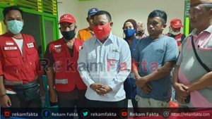Ketua PMI Kabgor Berikan Bantuan Pangan Kepada Warga Di Dua Desa Di Kecamatan Bone