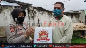 Menjelang Hari Bhayangkara Ke-74, Wadir PamObVit AKBP Lisma Dunggio Berbagi Sembako Pada Korban Banjir Dan Warga Kurang Mampu