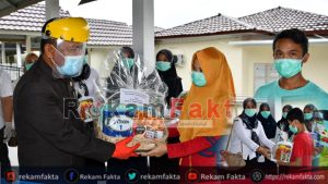 Syukuri Kesembuhan 4 Warga Gorut Pasien Positif Covid-19, Ridwan Yasin Beri Bingkisan