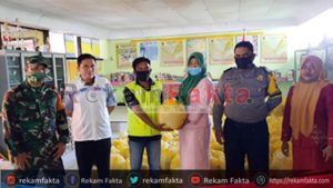 Babinsa Sertu Muhammad Cakur Kawal Pembagian Sembako Tahap III Di Kelurahan Paguyaman