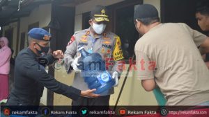 Pasca Terkena Banjir Bandang, Kapolda Gorontalo Berikan Bantuan Logistik Pada Warga Aspol Polres Gorontalo Kota