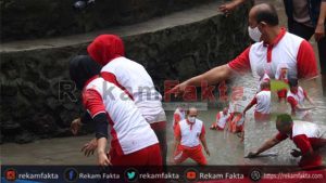 Irjen Adnas Bersama PJU Dan Personil Polda Gorontalo Panen Ikan Nila