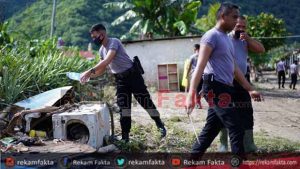 Banjir Tahap II, Gabungan Personel Polda Gorontalo Turun Langsung Bersihkan Aspol Gorontalo Kota