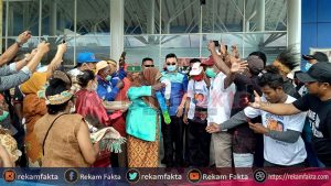 Calon Bupati Kaimana Freddy Thie Disambut Ribuan Massa Pendukung