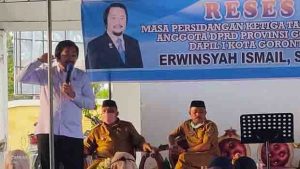 Serap Aspirasi Di Kecamatan Kota Utara, Erwin Ismail Bagikan Handphone Seluler Kepada Konstituennya