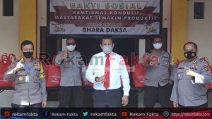 5 Pejabat Utama Polda Gorontalo Alumni AKABRI ’91 Salurkan 500 Paket Sembako Kepada Warga Kurang Mampu Dan Terdampak Banjir