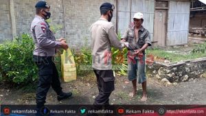 Tim Ilato Brimob Polda Gorontalo Bagikan Makanan Siap Saji Kepada Warga Kurang Mampu