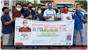 Pertamina Rayakan Hari Pelanggan di Sulawesi Dengan Membagikan Souvenir