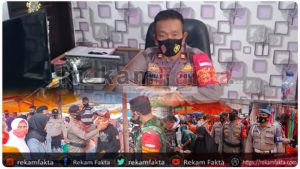 Kapolsek Mananggu Bersama Personil Koramil, Bagikan Masker Di Pasar Tabulo