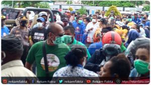 Tiba Dari Jakarta, Pasangan Freddy Thie  Dan Hasbulla Furuada Disambut Ribuan Masa