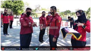 Kasat Reskrim Polres Gorontalo Serahkan Buku Panduan Penanganan Pelanggaran Pemilu Ke Sentra Gakkumdu