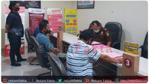 Satuan Narkoba Polres Gorontalo Kota Serahkan Tersangka Dan Babuk Miras 1.440 Botol Kepada Kejaksaan Negeri Kota Gorontalo