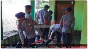 Tim SAR Ilato Brimob Gorontalo Bantu Bersihkan Rumah Warga Akibat Endapan Lumpur Dari Banjir Bandang Di Kecamatan Bulawa