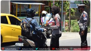 Wujud Kepedulian Polri di Tengah Pandemi Covid-19, Polwan Polda Gorontalo Bagikan Masker dan Bunga Ke Para Pengendara