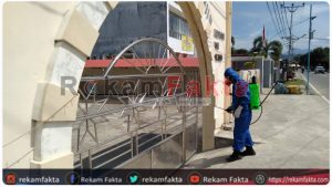 Putuskan Mata Rantai COVID-19, Tim KBR Ilato Brimob Gorontalo Semprotkan Desinfektan di Masjid At-Tabiin
