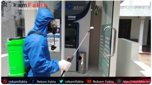 Tim KBR SatBrimobda Gorontalo Lakukan Penyemprotan Desinfektan Di ATM Bank SULUTGO Tapa